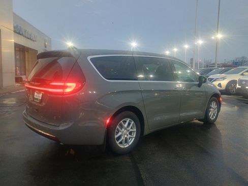 Used 2025 Chrysler Pacifica Select image 12