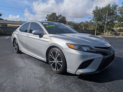 Used 2020 Toyota Camry SE FWD image 2