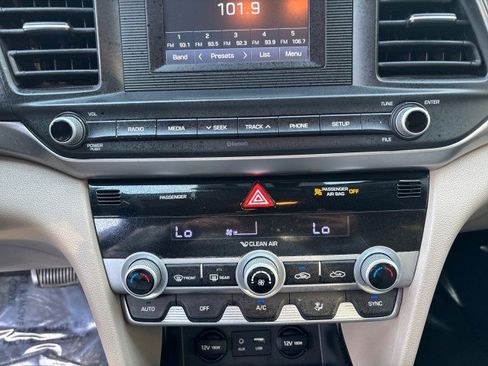 Used 2020 Hyundai Elantra SE image 18