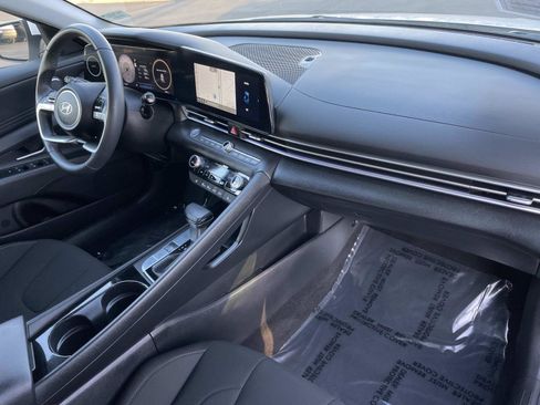 Certified 2025 Hyundai Elantra SEL image 28