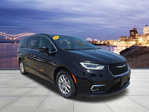 Used 2025 Chrysler Pacifica Select FWD image 4