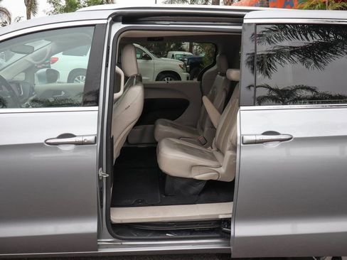 Used 2021 Chrysler Pacifica Touring-L image 41