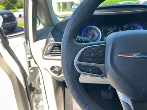 Used 2017 Chrysler Pacifica Touring FWD image 21