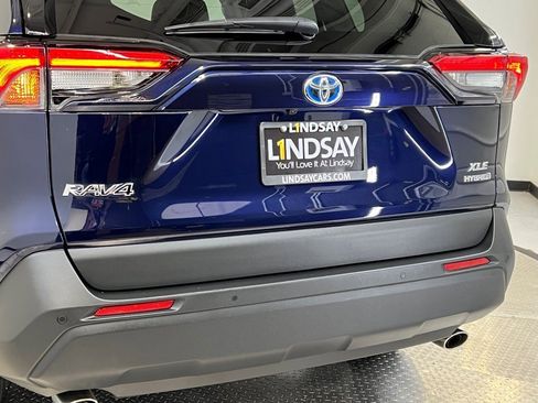 Used 2021 Toyota RAV4 XLE Premium image 8