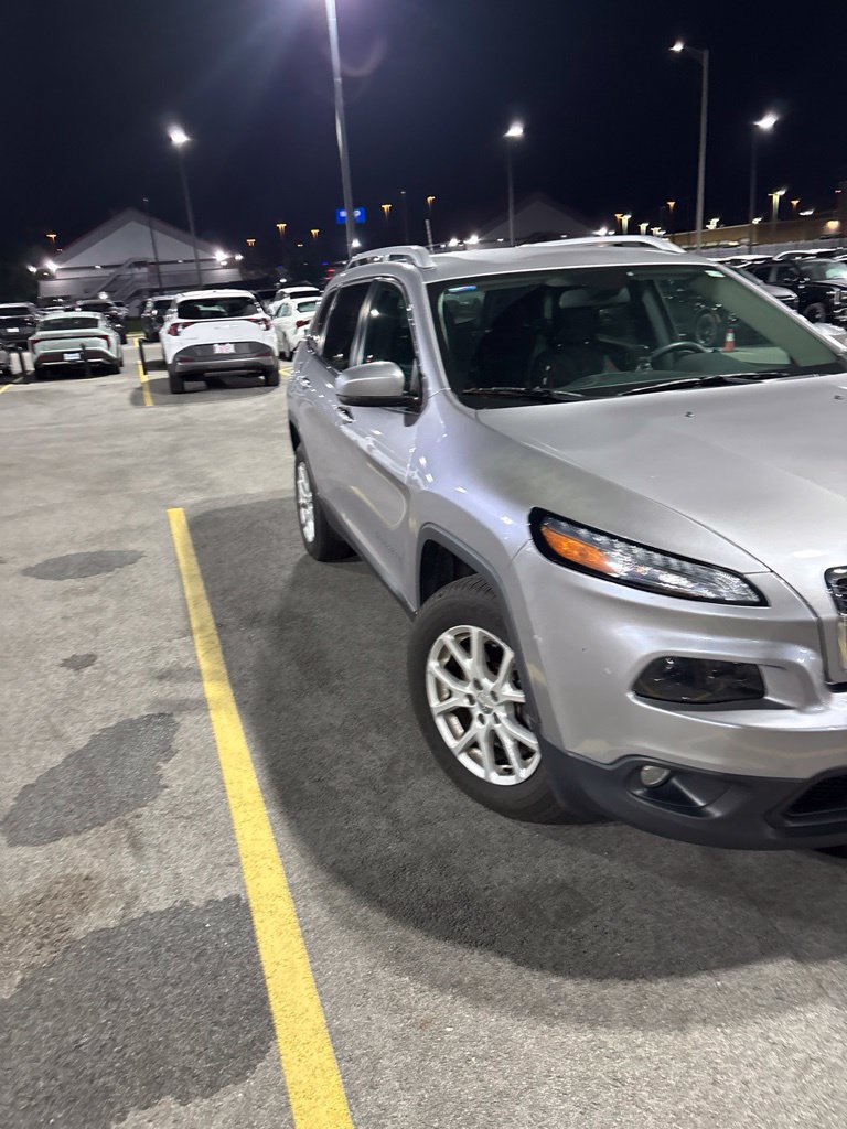 Used 2018 Jeep Cherokee Latitude Plus w/ Cold Weather Group AWD/4WD image 3