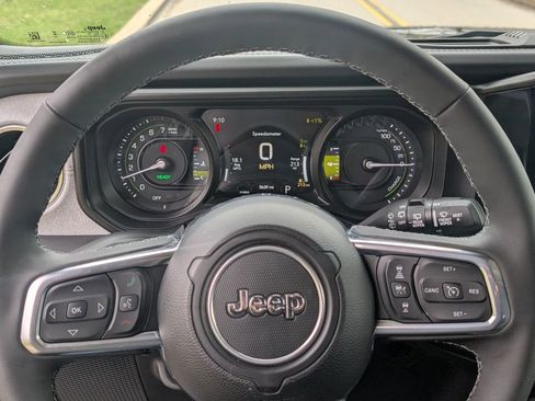 Used 2025 Jeep Wrangler Unlimited Sahara w/ Safety Group image 21