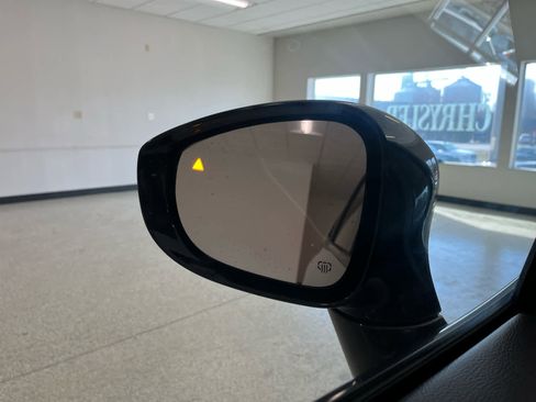 Used 2023 Chrysler Pacifica Limited w/ Uconnect Theater Family Group image 22