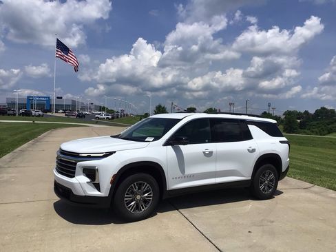 New 2025 Chevrolet Traverse LT w/ Enhanced Driving Package image 3