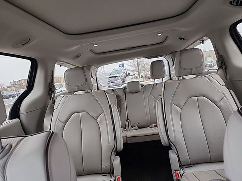 Used 2020 Chrysler Pacifica Limited w/ Tire & Wheel Group image 8