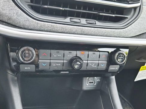 Certified 2025 Jeep Compass Latitude w/ Sun & Sound Group AWD/4WD image 28