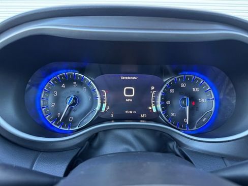 Used 2024 Chrysler Pacifica Touring-L image 10