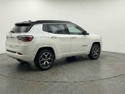 Used 2025 Jeep Compass Limited image 9