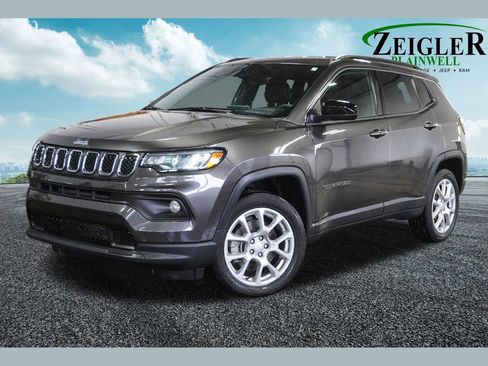 Used 2023 Jeep Compass Latitude image 1