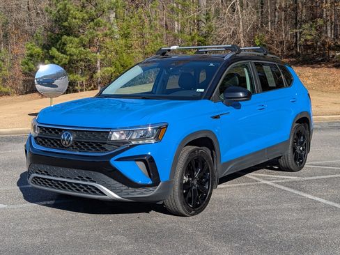 Used 2024 Volkswagen Taos SE w/ Panoramic Sunroof Package image 5