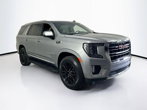 Used 2023 GMC Yukon SLT w/ SLT Luxury Package image 3