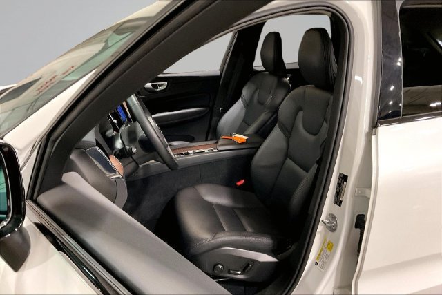 Certified 2024 Volvo XC60 B5 Plus w/ Protection Package Premier AWD/4WD image 28