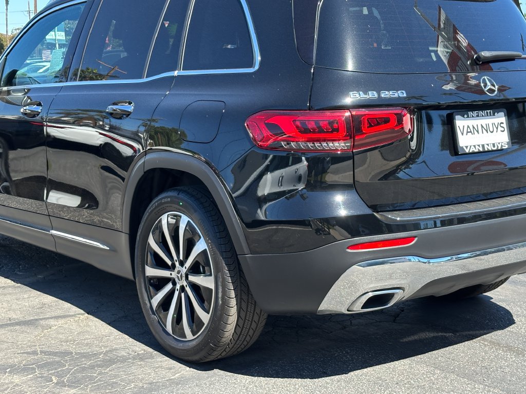 Used 2023 Mercedes-Benz GLB 250 4MATIC w/ Premium Package image 5