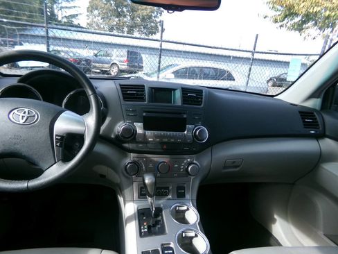 Used 2012 Toyota Highlander SE image 10