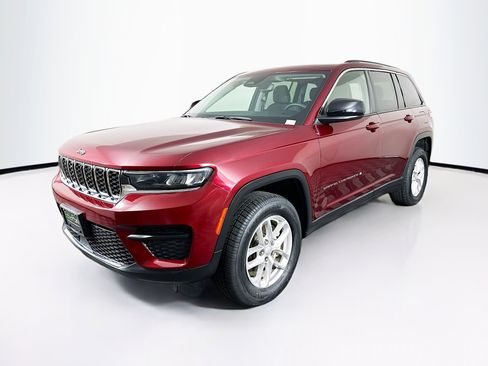 Used 2023 Jeep Grand Cherokee Laredo w/ Trailer Tow Prep Group (B) AWD/4WD image 3