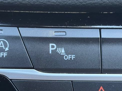 Used 2025 Chrysler Pacifica Limited FWD image 53