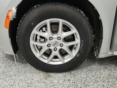 Used 2024 Chrysler Pacifica Touring-L image 39