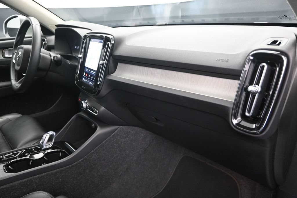 Used 2025 Volvo XC40 B5 Plus AWD/4WD image 24