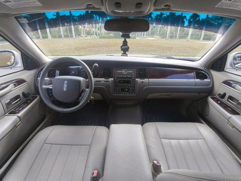 Used 2006 Lincoln Town Car Signature image 27