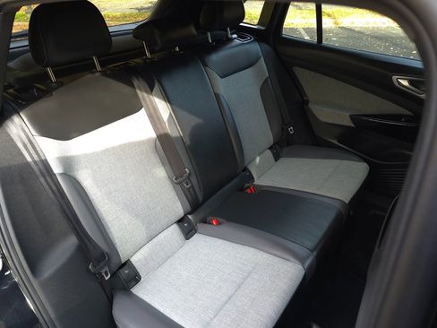 Used 2023 Volkswagen ID.4 Pro image 17