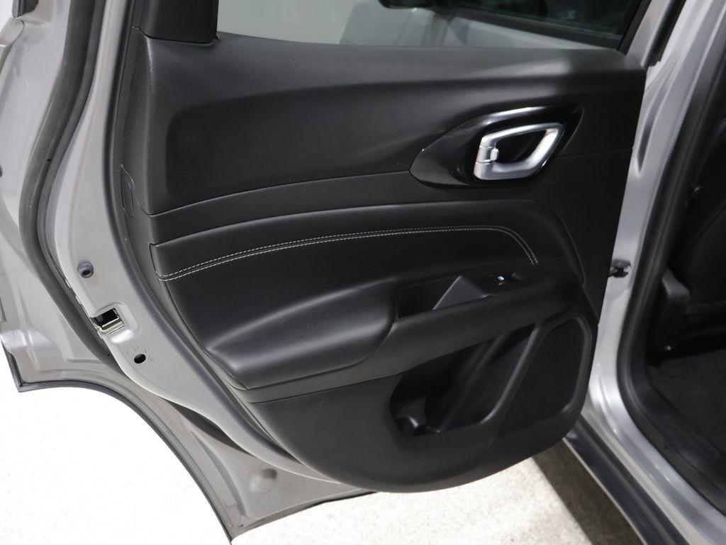 Used 2023 Jeep Compass Latitude AWD/4WD image 18