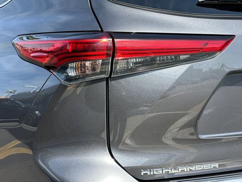 Used 2023 Toyota Highlander Platinum FWD image 26