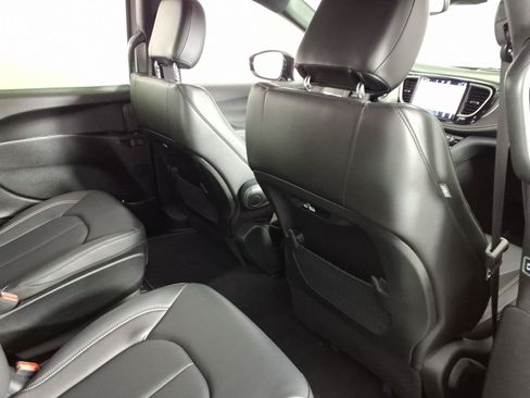 Used 2024 Chrysler Pacifica Limited FWD image 10