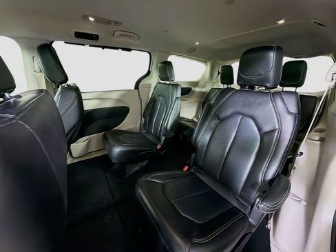 Used 2023 Chrysler Pacifica Touring-L image 22