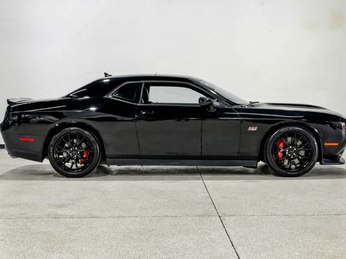 Used 2016 Dodge Challenger SRT image 5