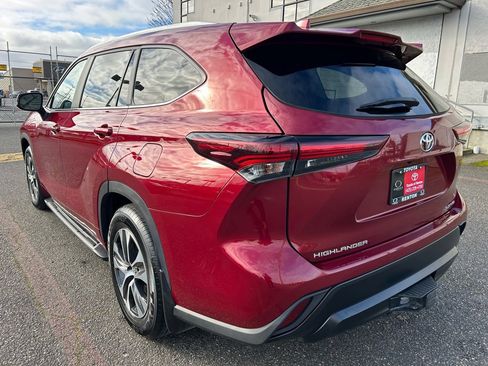 Certified 2024 Toyota Highlander XLE image 7