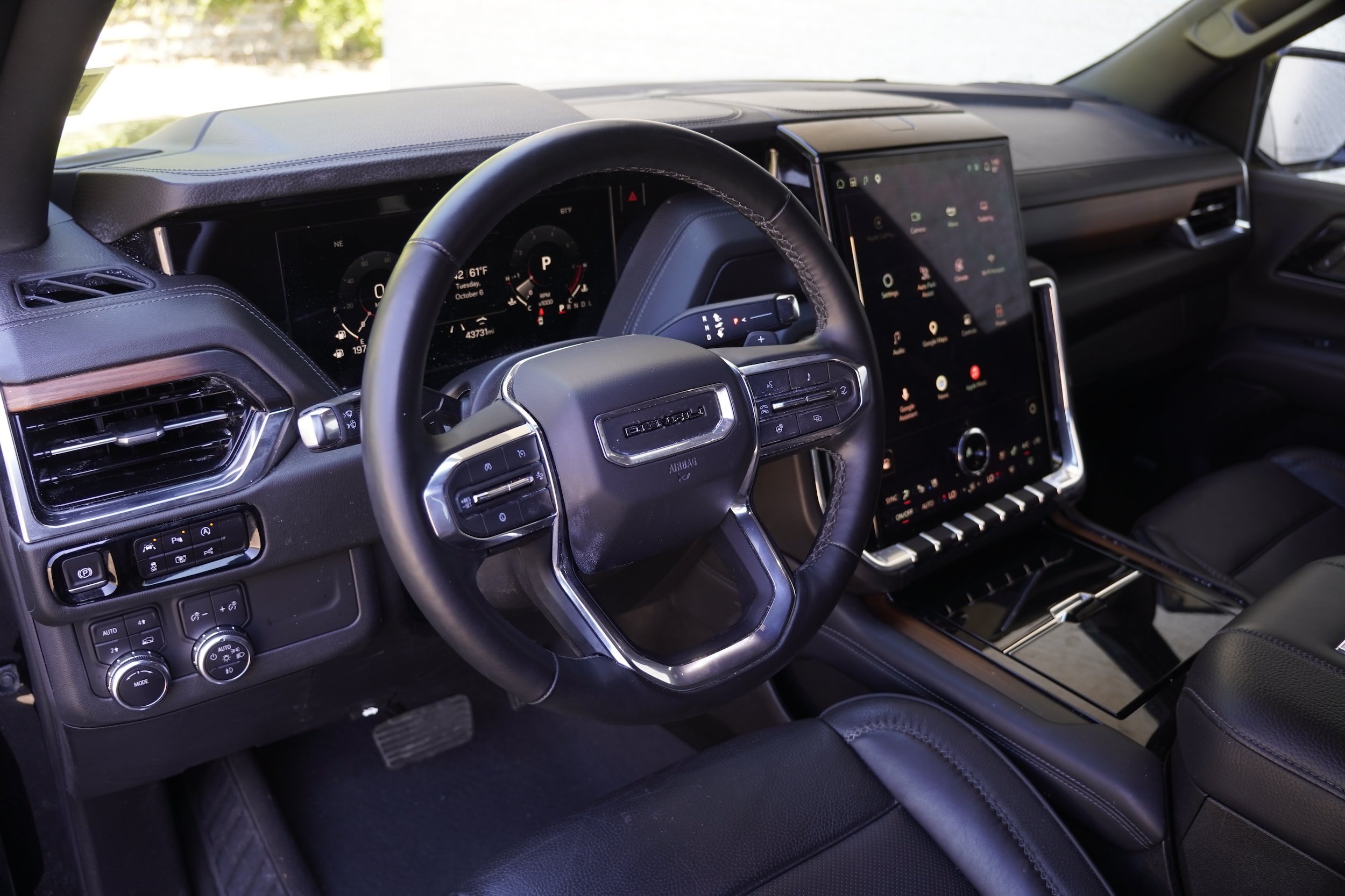 Used 2025 GMC Yukon XL Denali AWD/4WD image 3