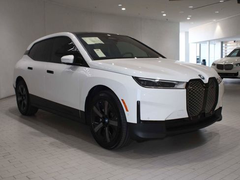 Used 2025 BMW iX xDrive50 image 8