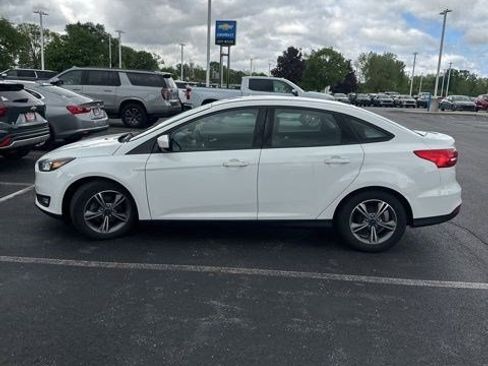 Used 2018 Ford Focus SE w/ SE Appearance Package FWD image 17