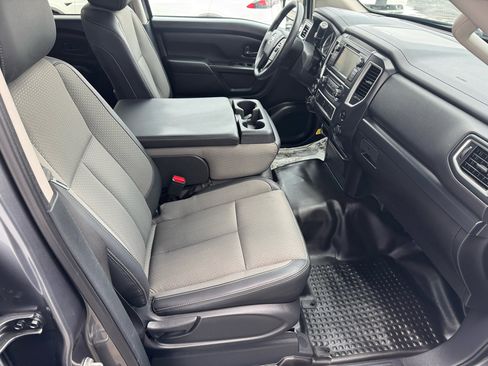 Used 2019 Nissan Titan S image 10
