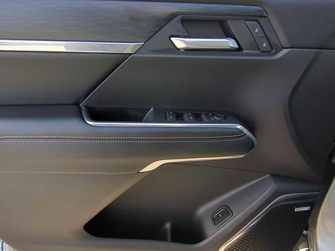 Used 2025 GMC Acadia Elevation image 10