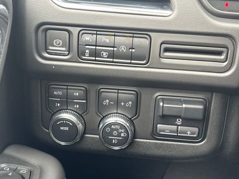Used 2023 GMC Yukon SLT w/ SLT Luxury Package AWD/4WD image 24