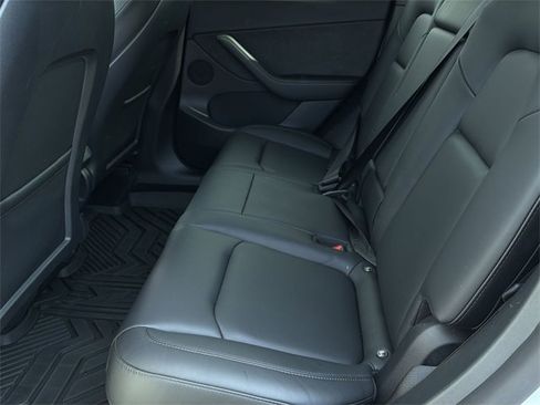 Used 2022 Tesla Model Y Long Range image 19