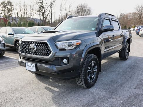 Used 2019 Toyota Tacoma TRD Sport image 3