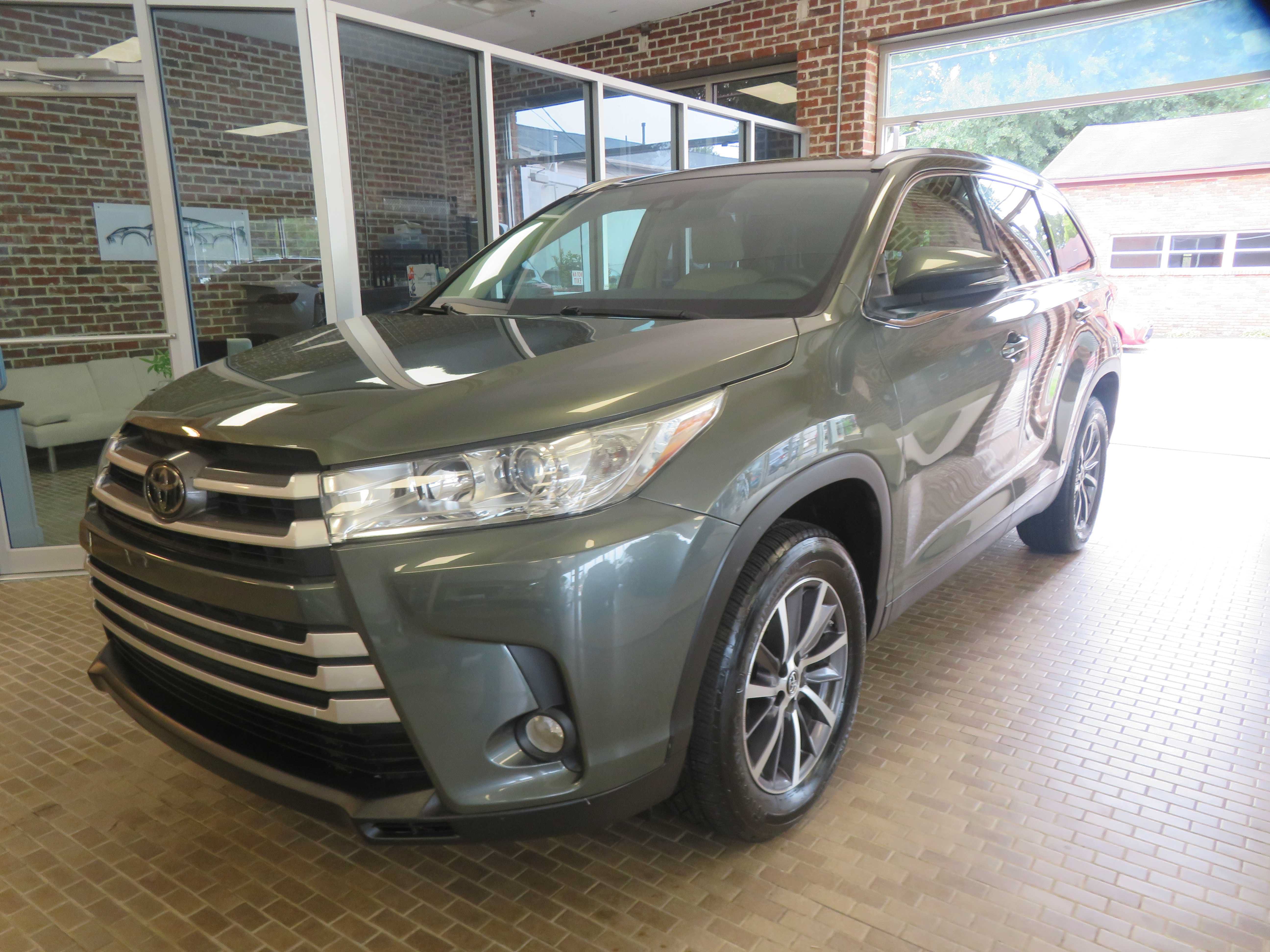 Used 2019 Toyota Highlander XLE FWD image 1