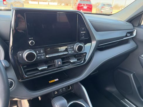 Used 2024 Toyota Highlander XSE image 11