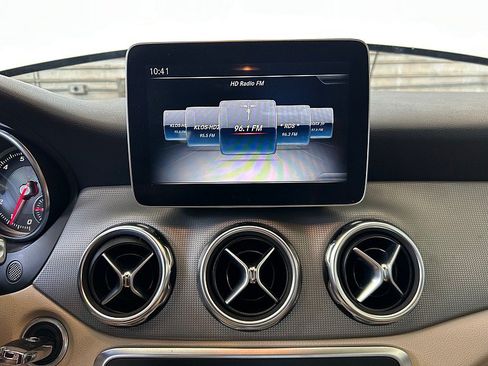 Used 2019 Mercedes-Benz GLA 250 w/ Convenience Package image 10