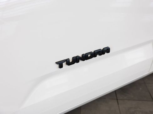 Used 2022 Toyota Tundra SR5 w/ SR5 Convenience Package AWD/4WD image 6