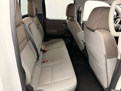 Used 2024 Nissan Frontier SV w/ SV Convenience Package image 15