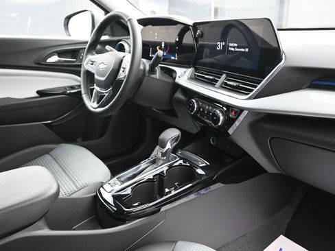 Used 2025 Chevrolet Trax LT w/ Sunroof Package image 29