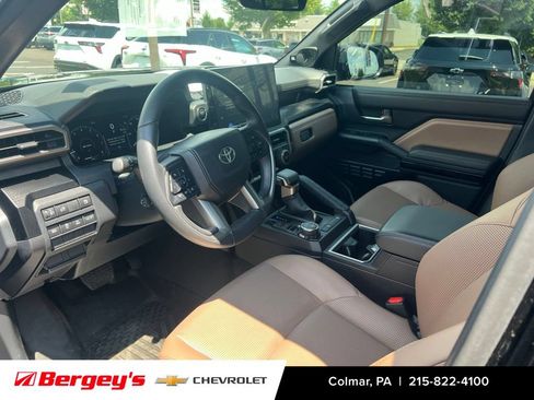 Used 2025 Toyota 4Runner Limited AWD/4WD image 9