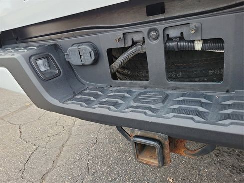 Used 2017 Toyota Tacoma SR image 9